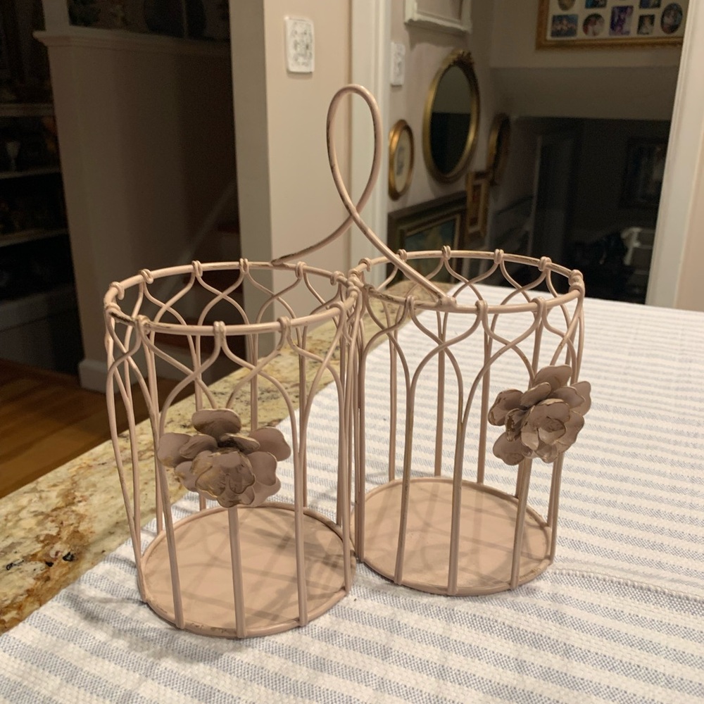 Metal caddy with flower detail